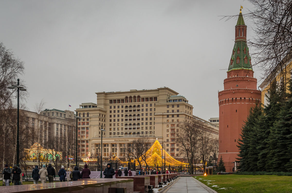 САМЫЙ БЛИЗКИЙ К КРЕМЛЮ ПОЛУЖИЛОЙ ДОМ. ЖИВЕТ В ОСНОВНОМ ЭЛИТА (ЧЕМЕЗОВ, МИННИХАНОВ И Т.П.) - Сергей Янович Микк