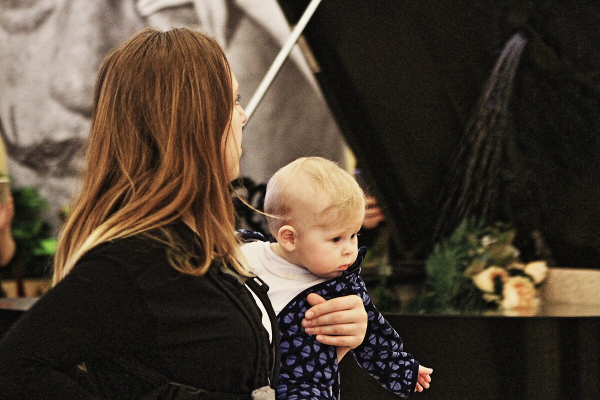 Женщина, смотрящая на фонтан, за несколько секунд как заплачет ребенок на выставке Дали. - олег свирский 