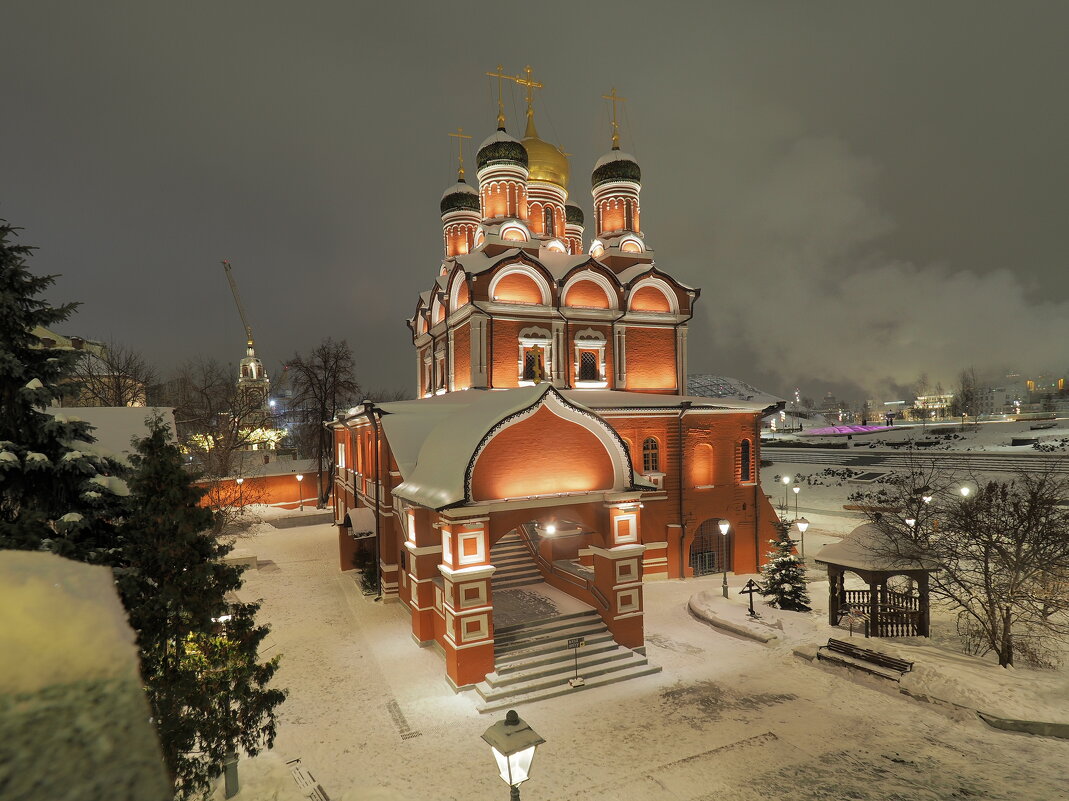 Собор Знамения Божьей матери который стоит на улице Варварка, построен в 1684-м году. - Евгений Седов