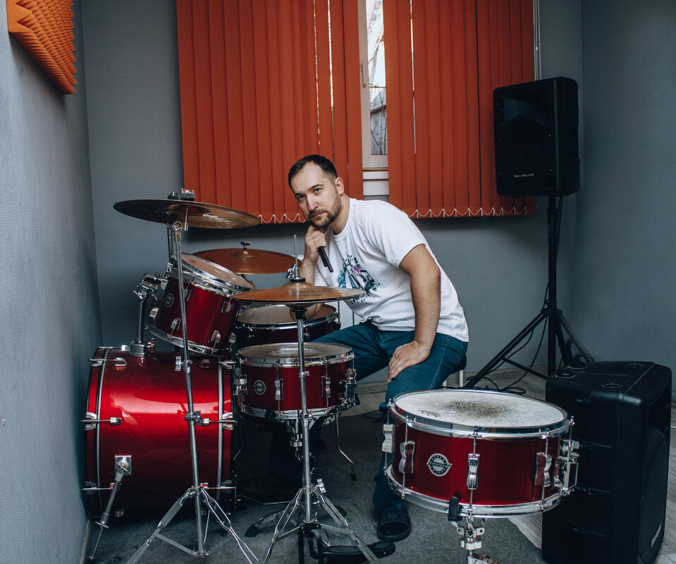 Мужчина играет на  барабанах - Ольга Рожкова