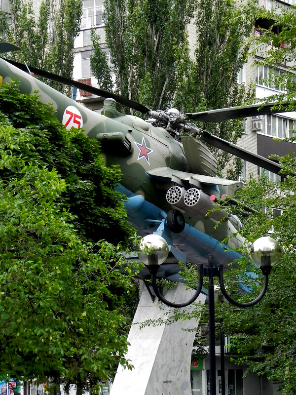 Красавец Ми-24 спрятался среди деревьев...) - Анастасия Косякова