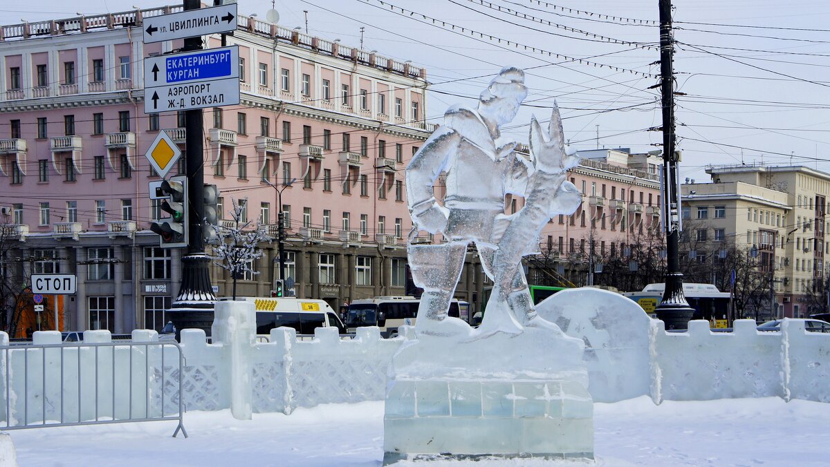 Забавно смотрится Емеля с своей щукой на фоне большого города! - Зинаида Каширина