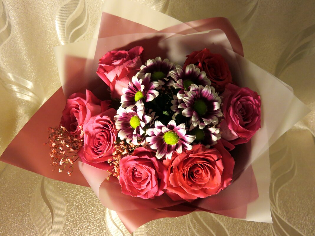 Дарите женщинам цветы, они будут их фотографировать. :) - Ирина ***