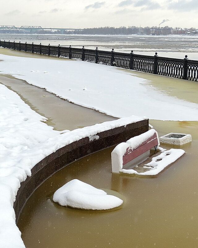 Уровень воды в реке поднялся и затопил Волжскую набережную Ярославля - Николай Белавин