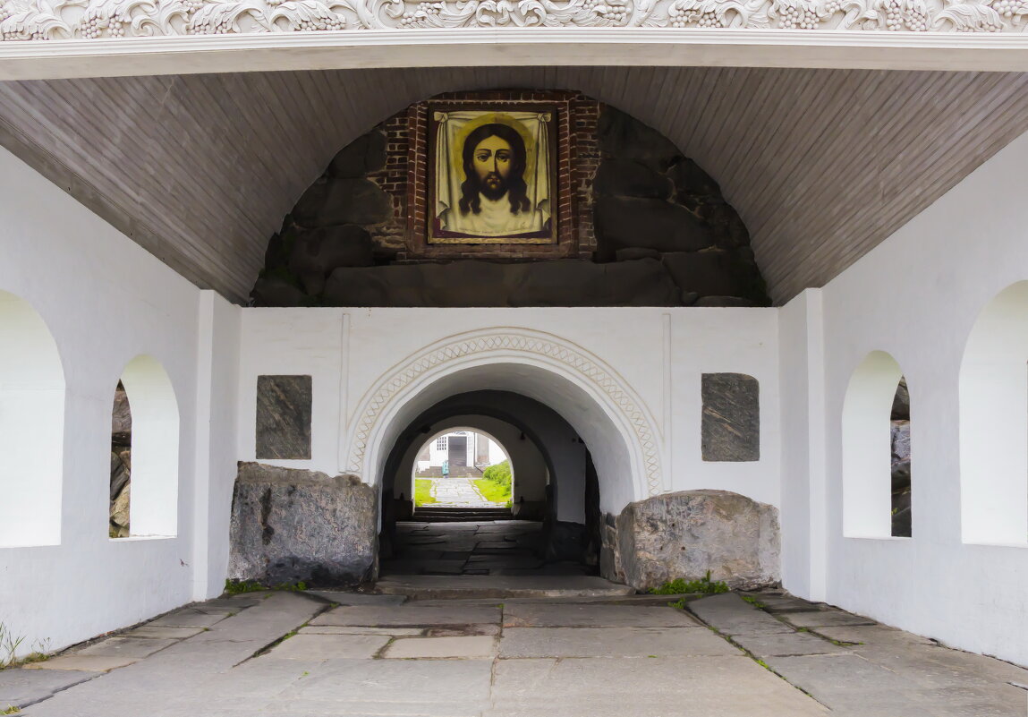 Вход в монастырь, Святые врата - Галина Новинская