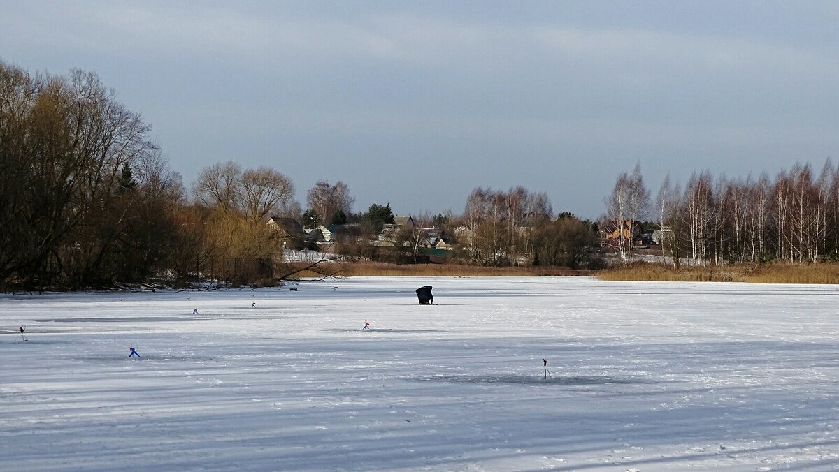 Одинокий рыбак на замёрзшем озере - Милешкин Владимир Алексеевич 