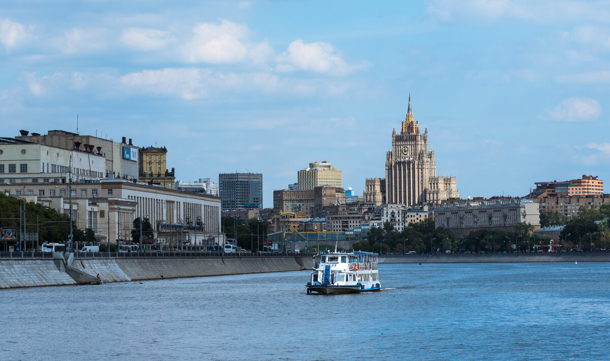 По Москва-реке. - Владимир Безбородов