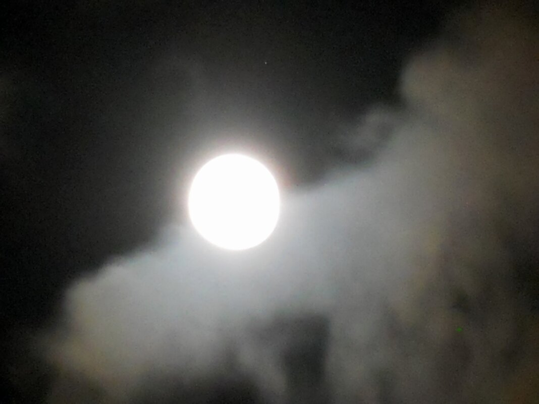 Луна и облака. - Татьяна Иваненкова