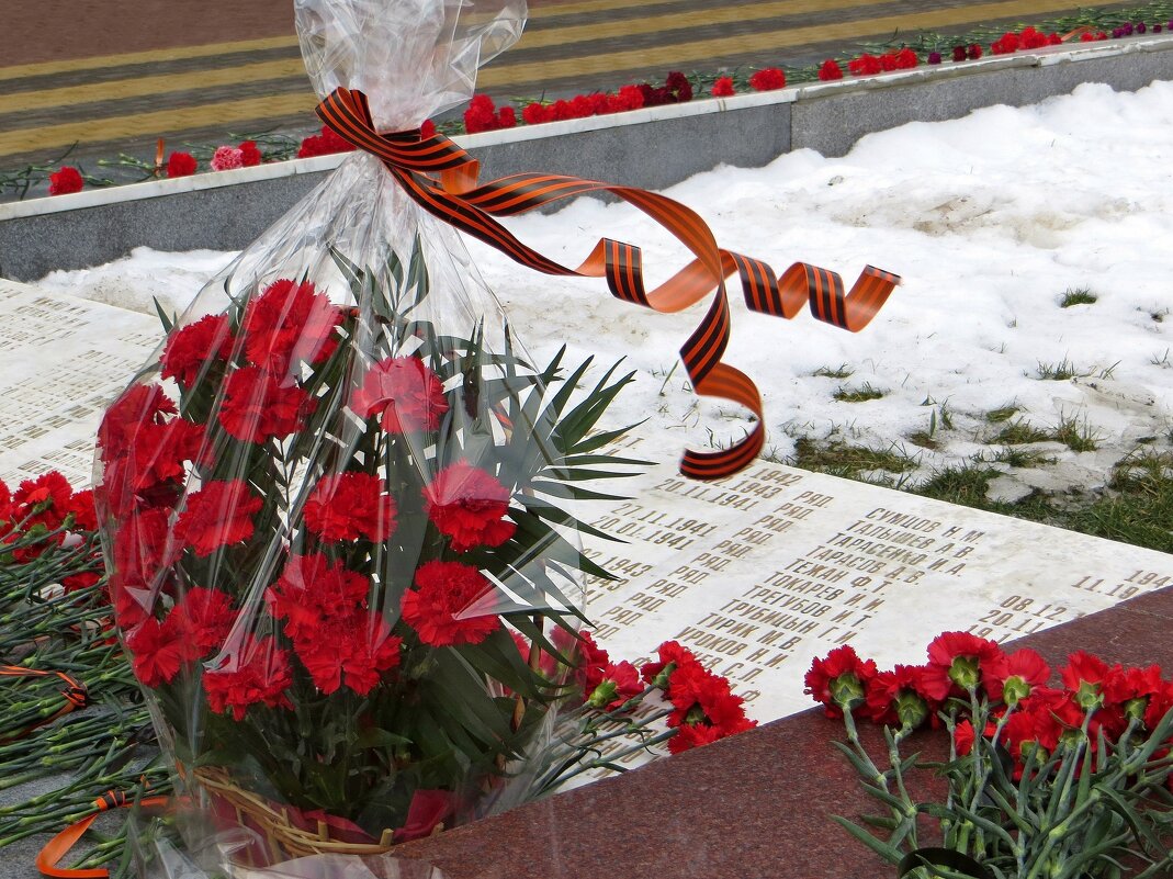 Лежат цветы у обелиска - дань нашей памяти святой - Татьяна Смоляниченко