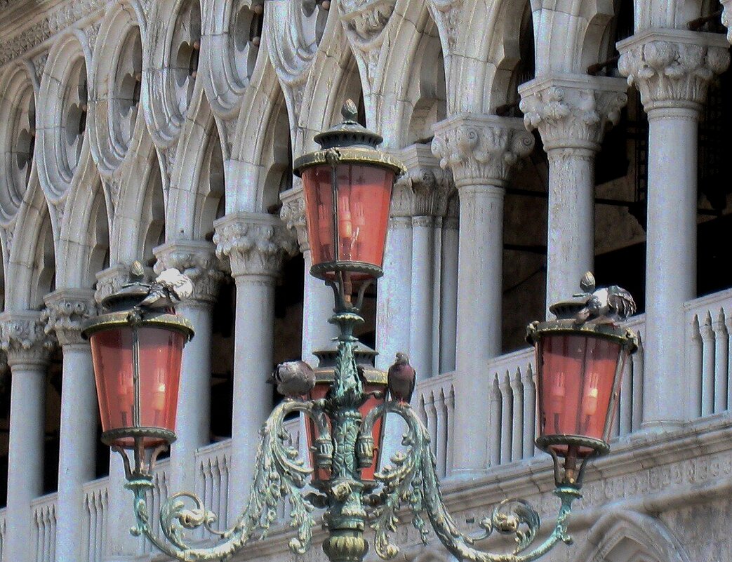 Венецианский фонарь на фоне колонн Дворца Дожей - Елена Павлова (Смолова)