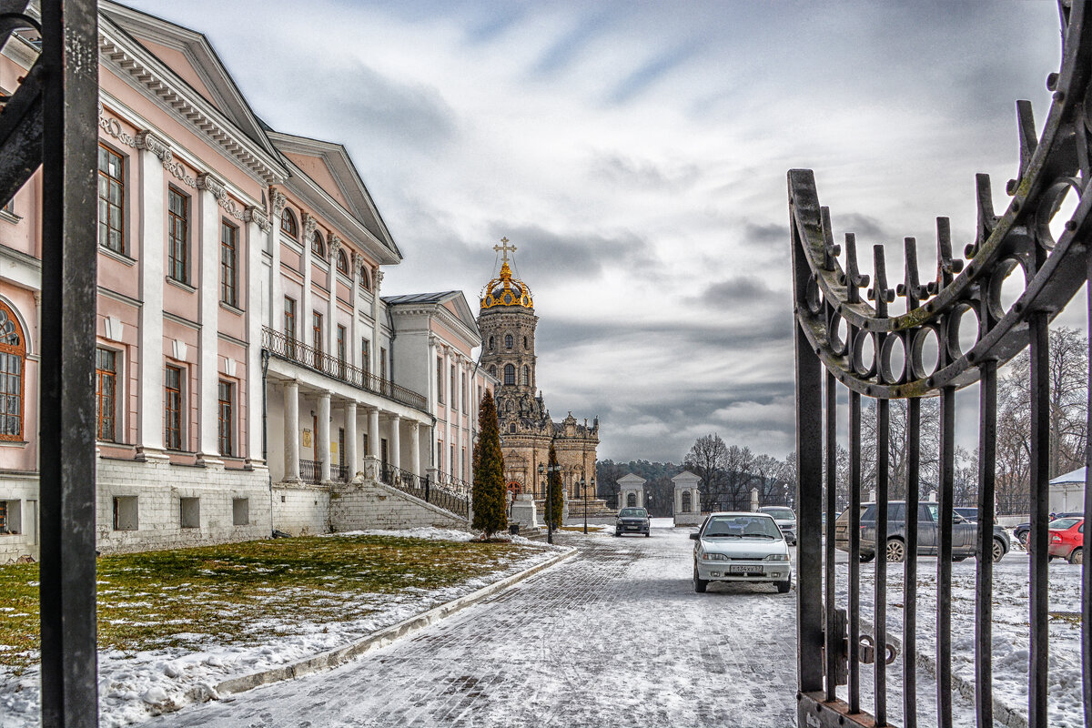 Церковь Знамения Пресвятой Богородицы в Дубровицах с 1990 г. является действующим храмом. - Юрий Яньков