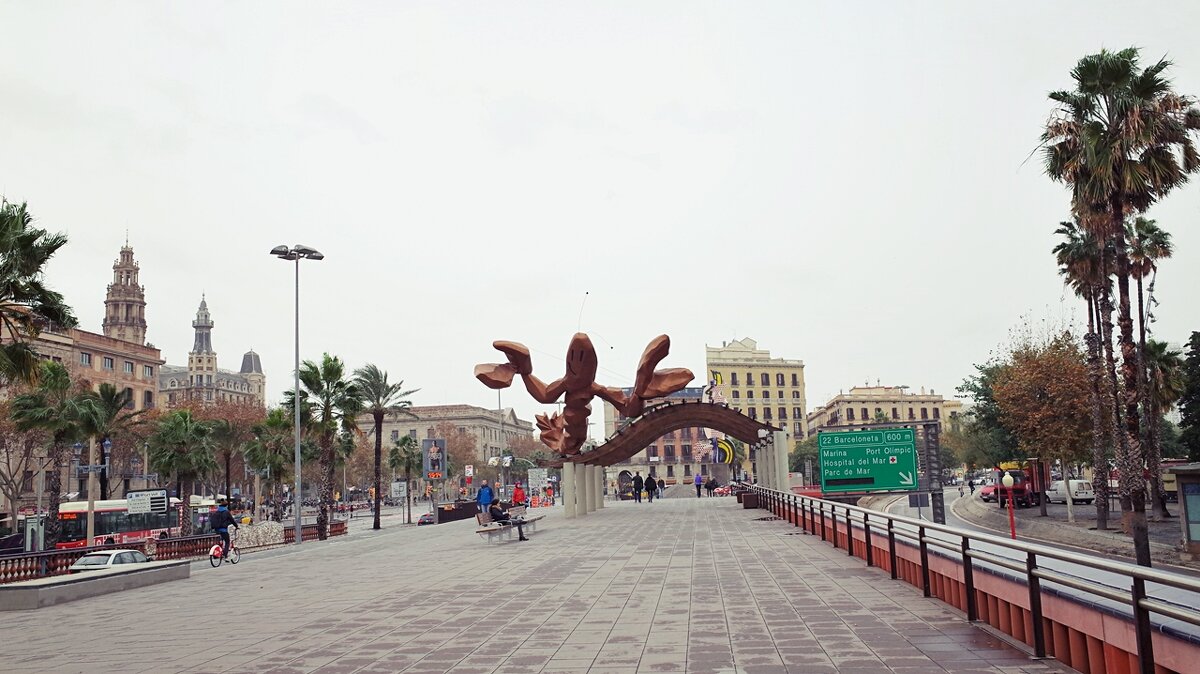 Барселона. Скульптура Улыбающаяся креветка La Gamba - wea *