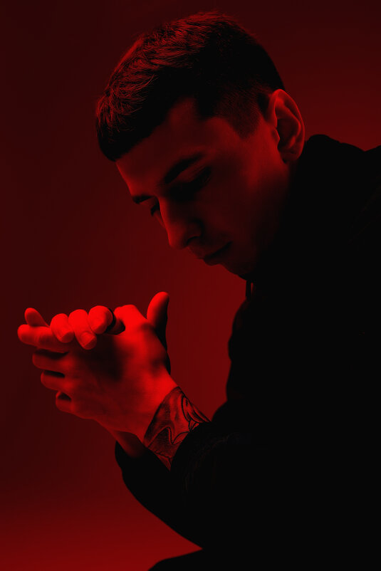 Портрет парня в куртке в студии, наполненной красным светом - Lenar Abdrakhmanov