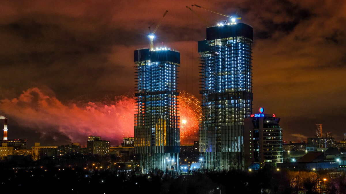 новые башни в Москве-Сити празднуют 23 февраля - Георгий А