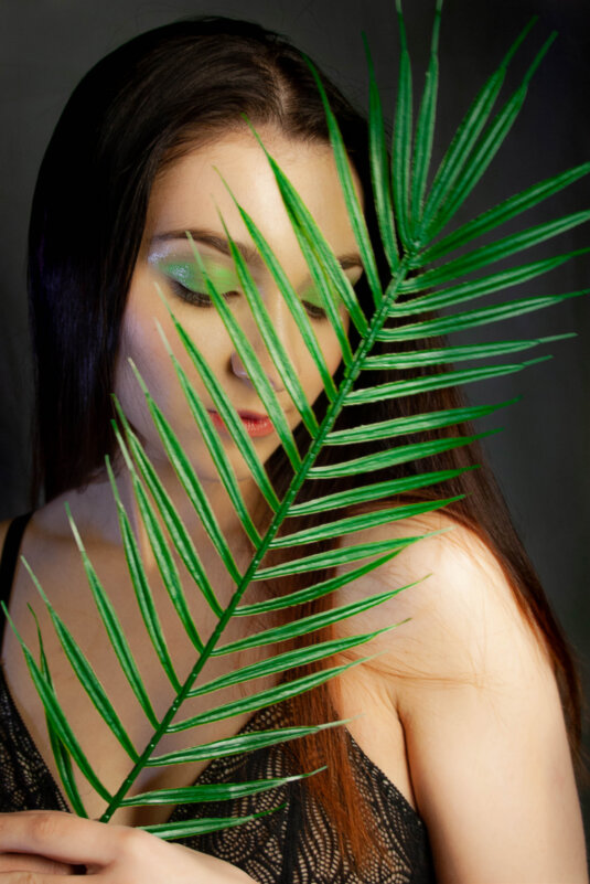 Девушка с пальмовым листом - Анастасия Иващенко