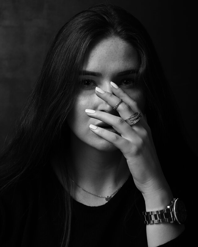 женский портрет на черном фоне - Арзу Исрафилова