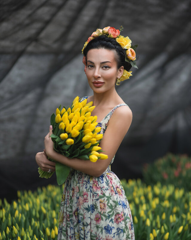 девушка с тюльпанами - Батик Табуев