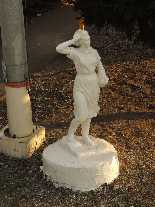 Скульптура девушки встречающей или провожающей поезда - Александр Качалин