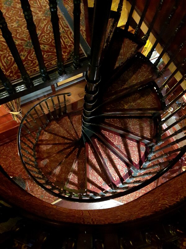 Лестница в одном из московских пабов - Елена 