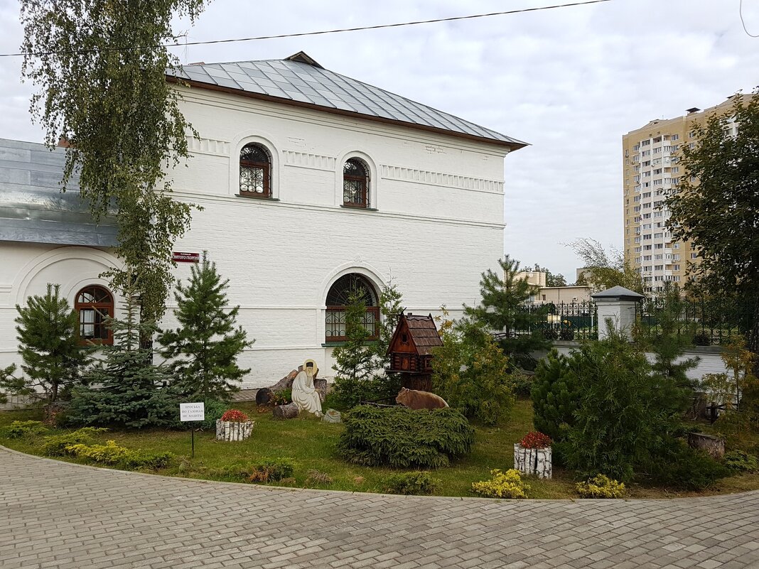Церковный дворик - Вадим 