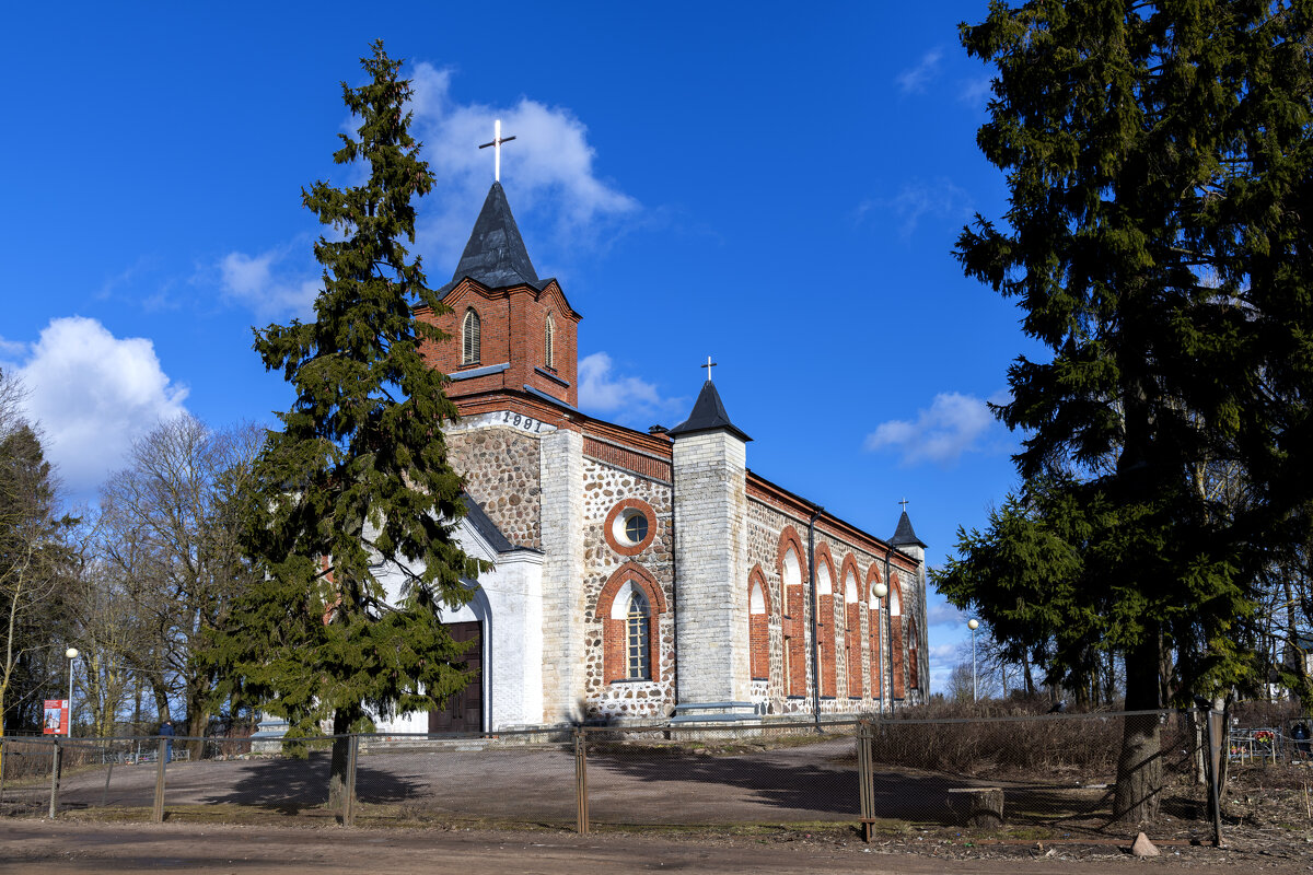 Кирха Святого Иоанна Крестителя — лютеранская церковь в деревне Губаницы. - Виталий Буркалов