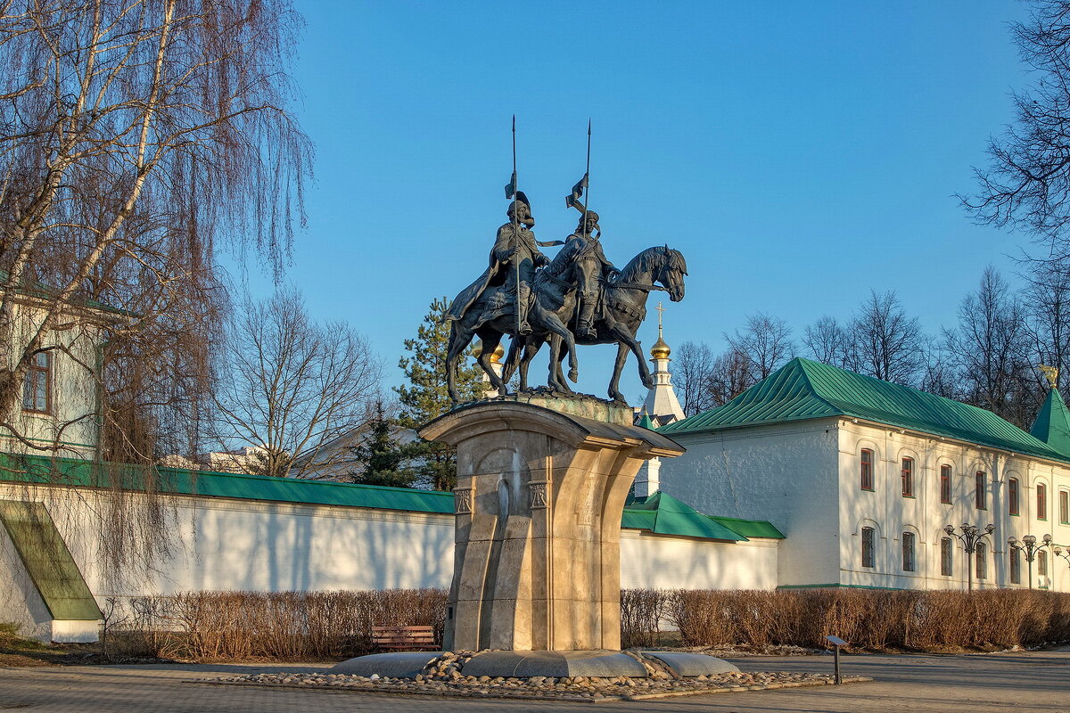 У стен Борисоглебского монастыря. - Анатолий. Chesnavik.