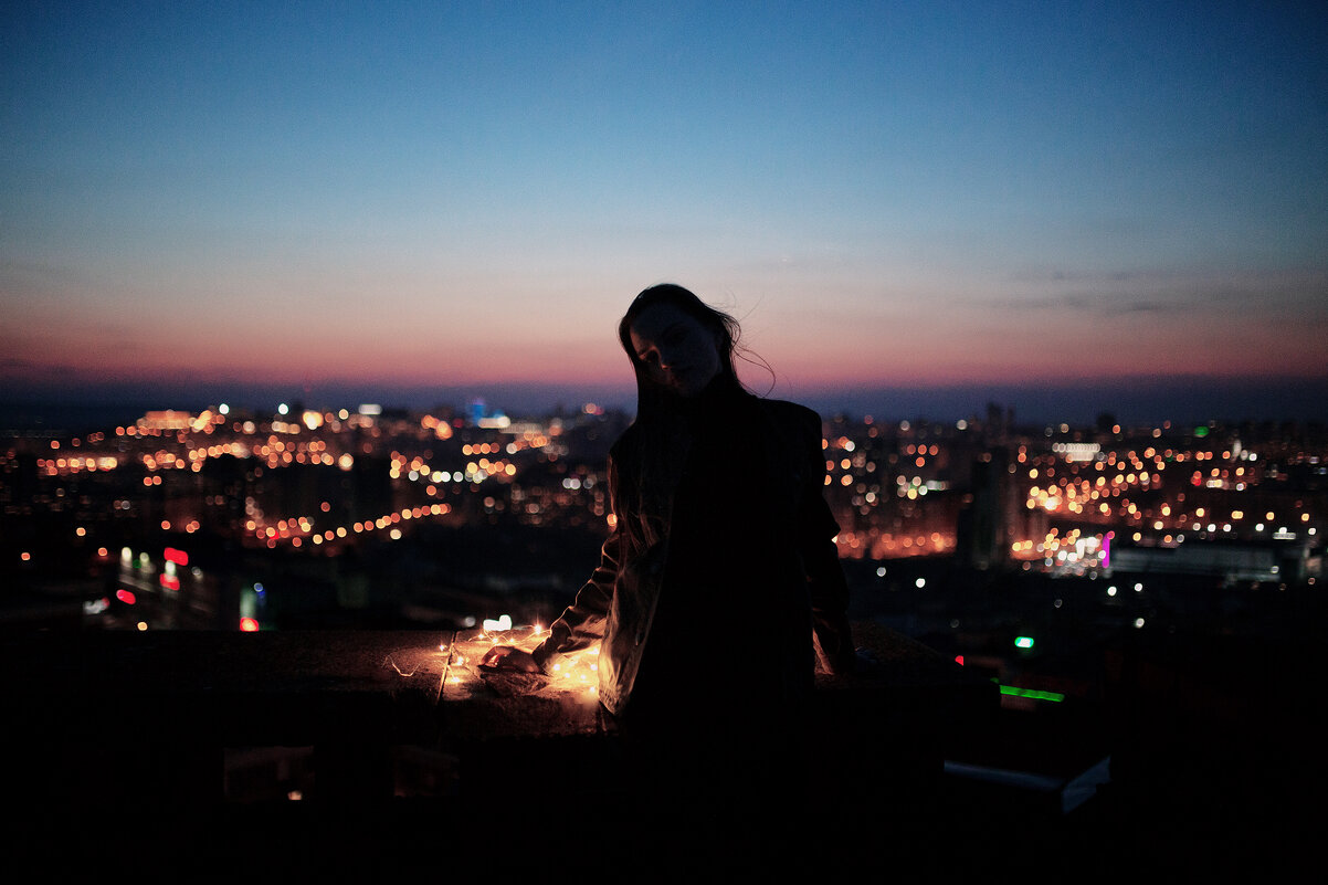 Девушка на крыше на фоне ночного города - Lenar Abdrakhmanov