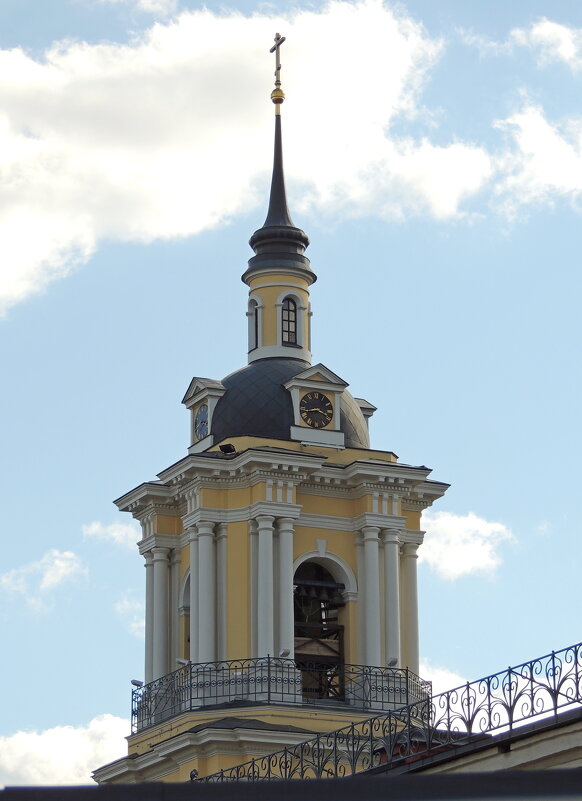Колокольня Покровского женского монастыря в Москве. - Александр Качалин