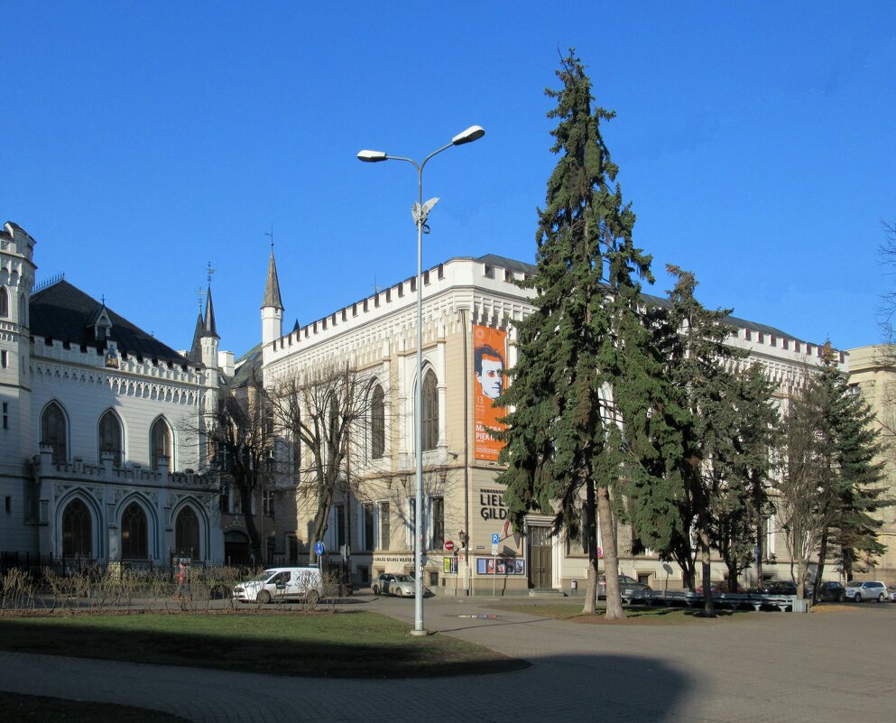 Большая и Малая гильдии составляют комплекс из двух рядом стоящих зданий - Елена Павлова (Смолова)