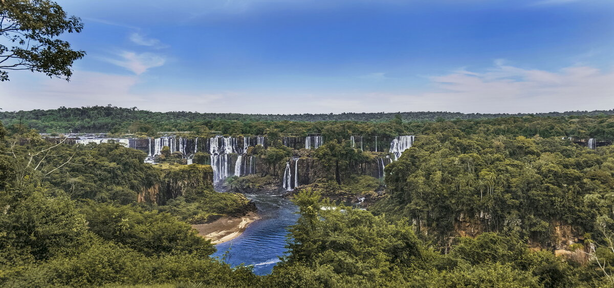 Каскад водопадов Игуасу. вид с территории национального парка Бразилии - Svetlana Galvez