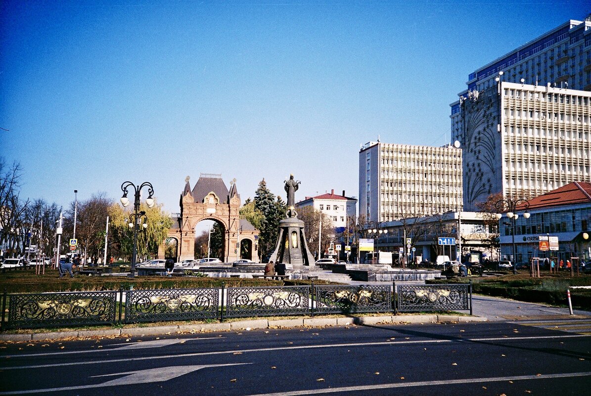 Улица города в солнечный день - Александр 