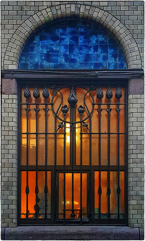 My magic Petersburg_03584_окно фасада во дворе дома №72, по ул. Марата - Станислав Лебединский