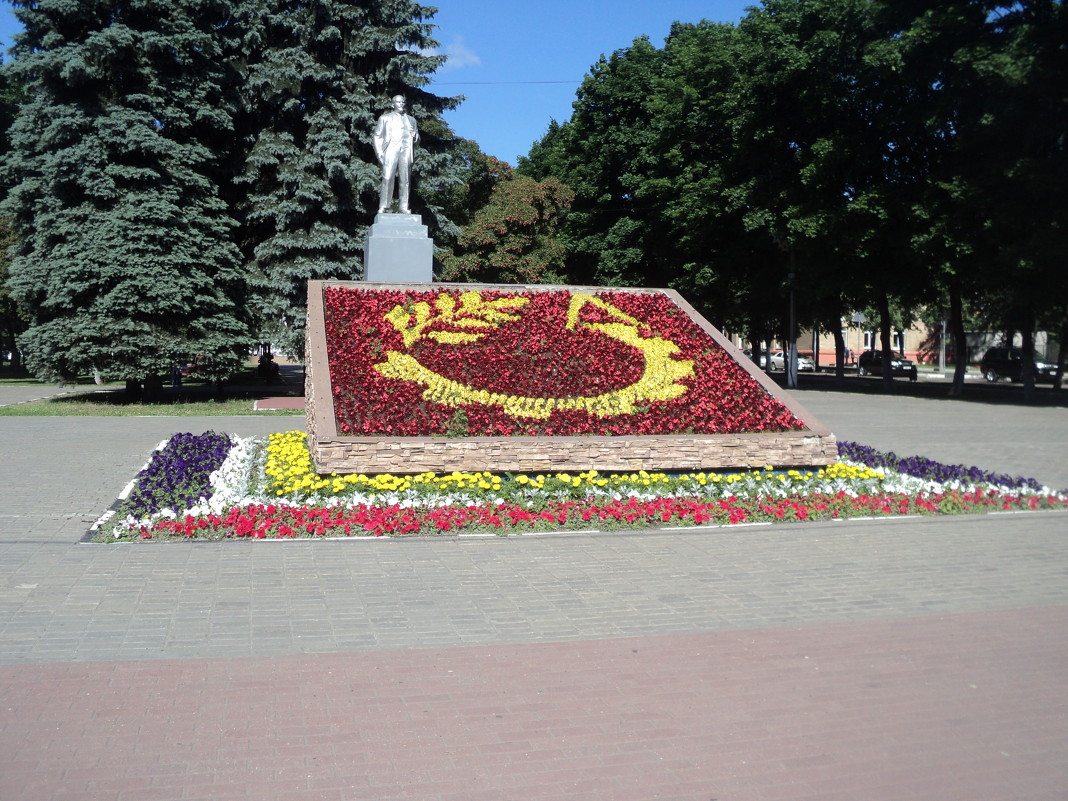 Подмосковье.  Парк городской.  Балашиха. Памятник Ленину. Клумбы. - Ольга Кривых