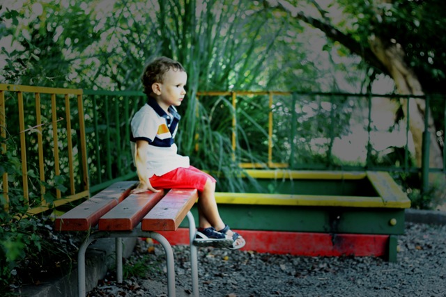 Мальчик сидит один на скамейке - Natalika 