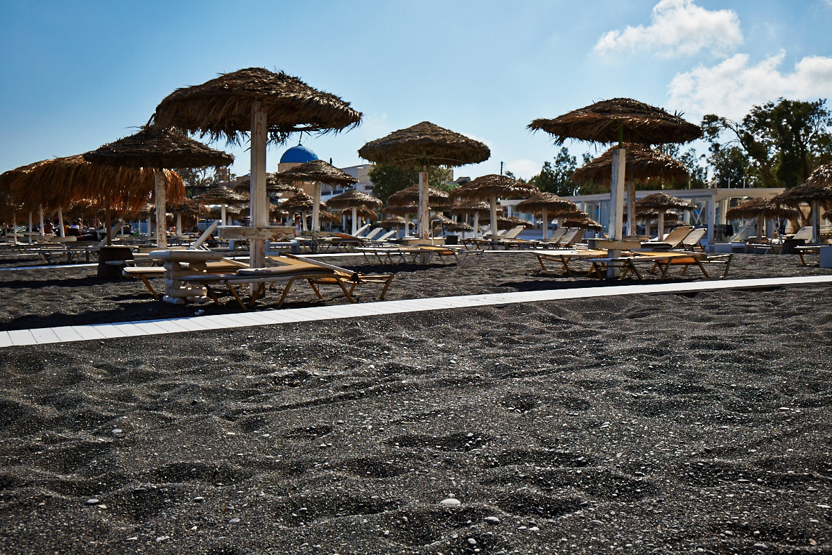 Пляж с черным песком на Санторини - Александр Алмаев