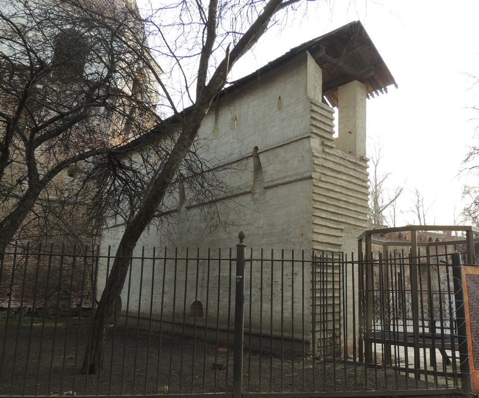 Фрагмент восточной стены Симонова монастыря в Москве. - Александр Качалин