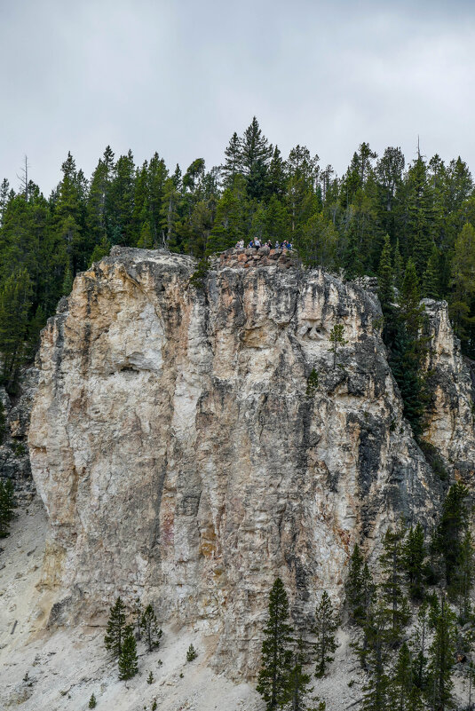 Туристы на одной из скал у реки Йеллоустон, штат Вайоминг - Юрий Поляков