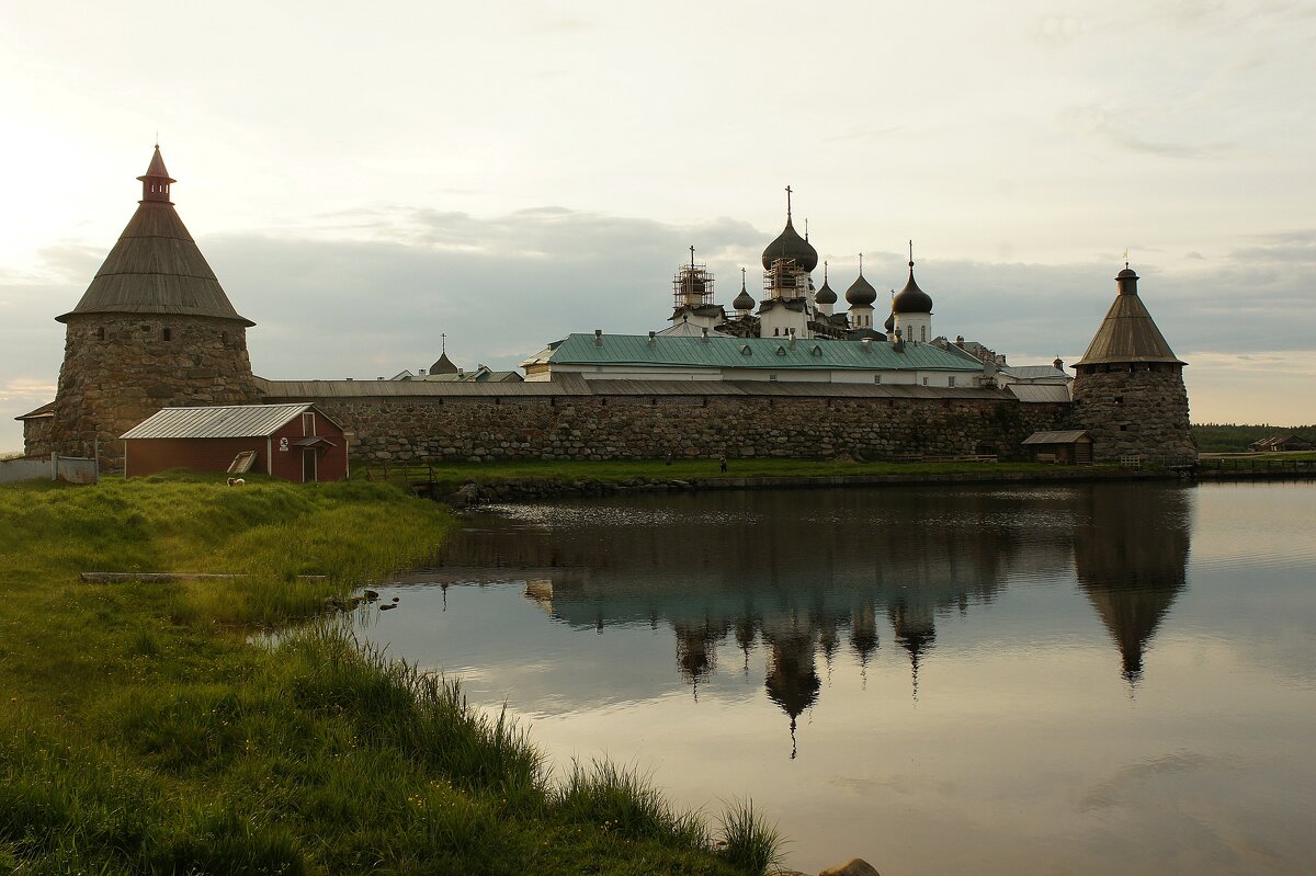 Вид на юго-восточную стену Соловецкой крепости с южного берега Святого озера - Елена Павлова (Смолова)