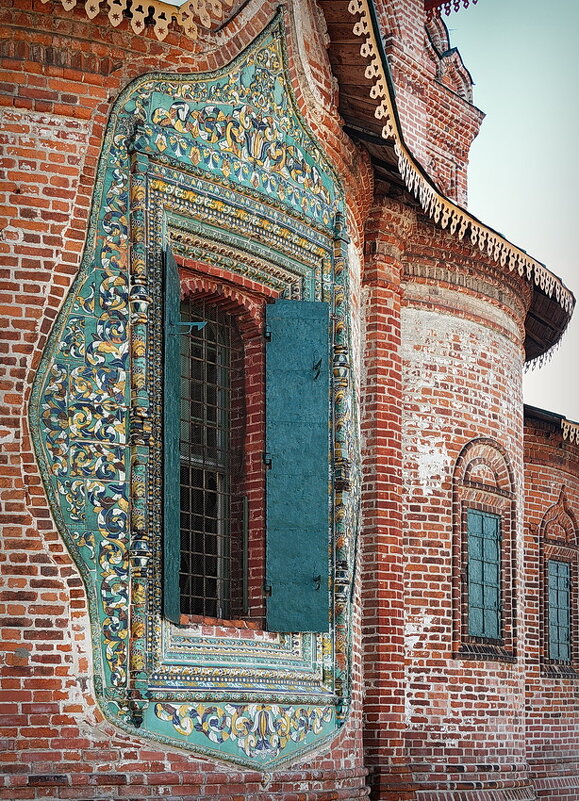 Фрагмент красочного фасада церкви Иоанна Златоуста в Ярославле - Николай Белавин