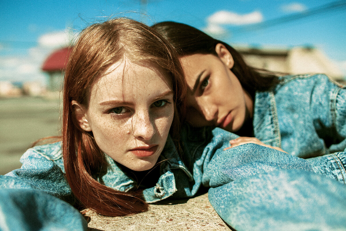 Две девушки на крыше в джинсовке в солнечный день - Lenar Abdrakhmanov
