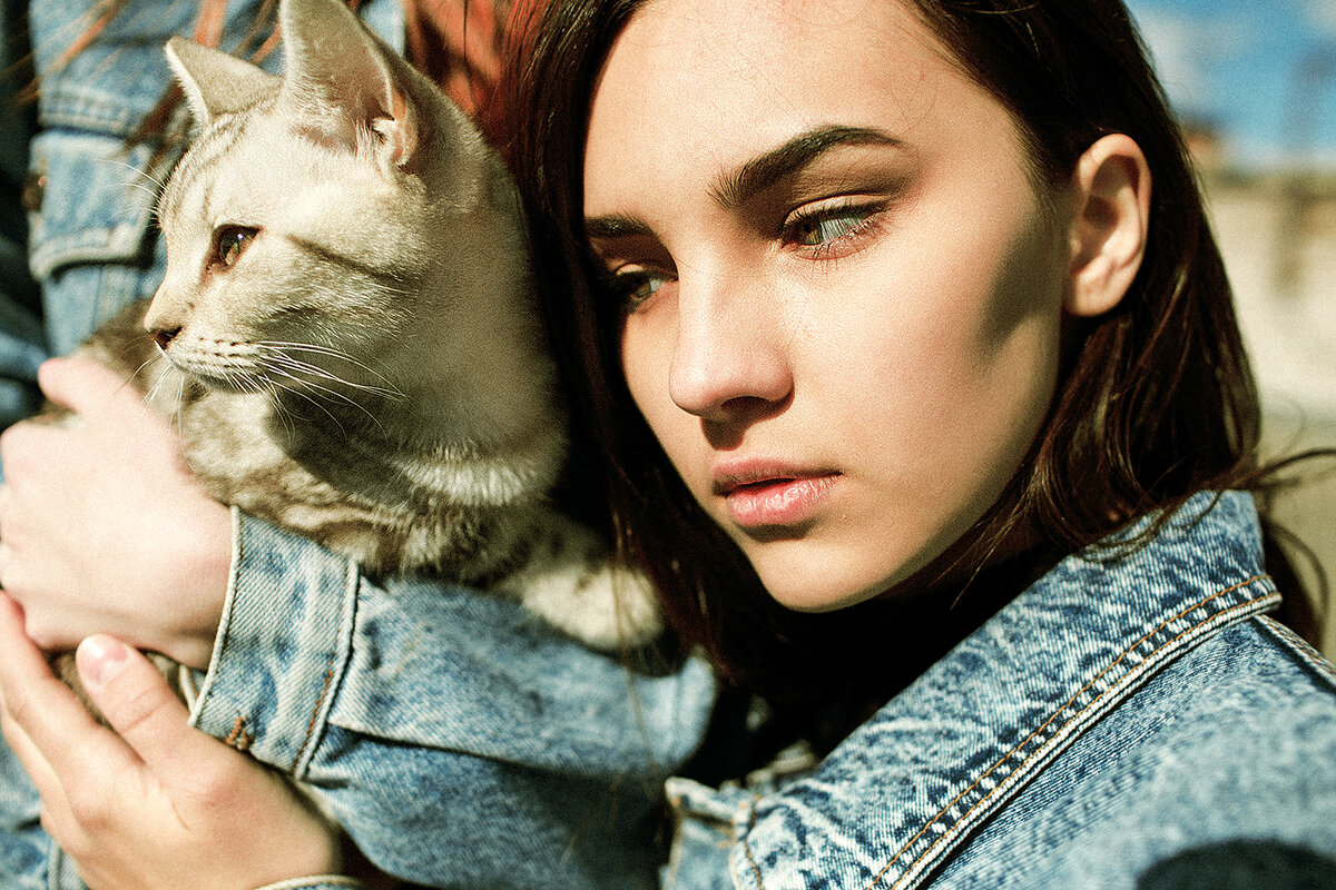 Портрет девушки в джинсовке с котенком в руке на крыше дома в солнечный день - Lenar Abdrakhmanov