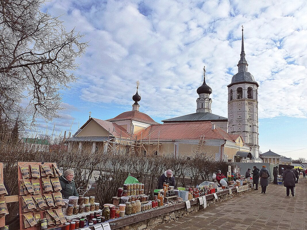 Казанская (на переднем плане) и Воскресенская с колокольней (на заднем плане) церкви в Суздале - Лидия Бусурина