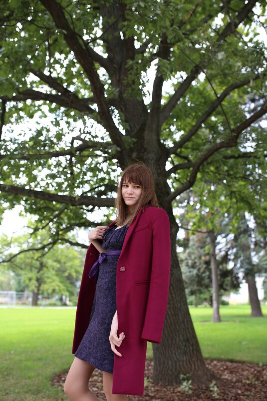 Девушка в красном пальто возле дерева - Виктория Соболевская
