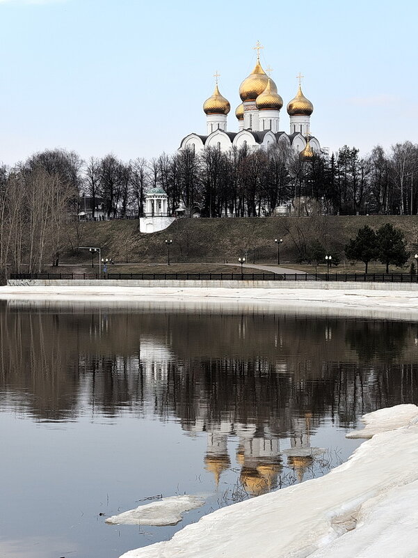 В этот день 2018года на Стрелке, в Ярославле, берега Которосли еще покрывал толстый ледовый панцирь - Николай Белавин