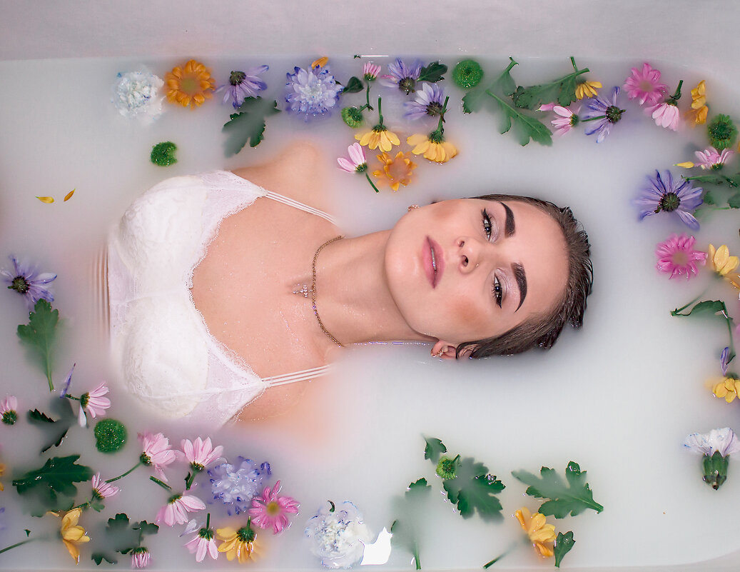 Девушка в ванной с цветами - Александра Сороколетова