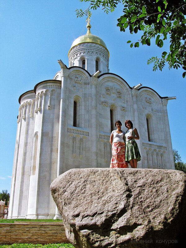 Женщины украсили собой валун перед храмом  в селе Лызлово - Евгений Кочуров