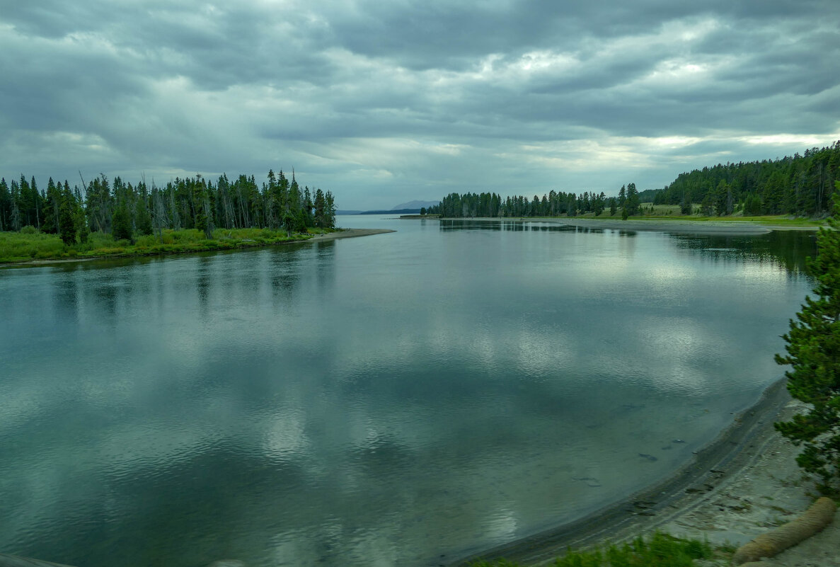 Там, за поворотом реки - озеро Йеллоустон (снимок 1), штат Вайоминг. - Юрий Поляков