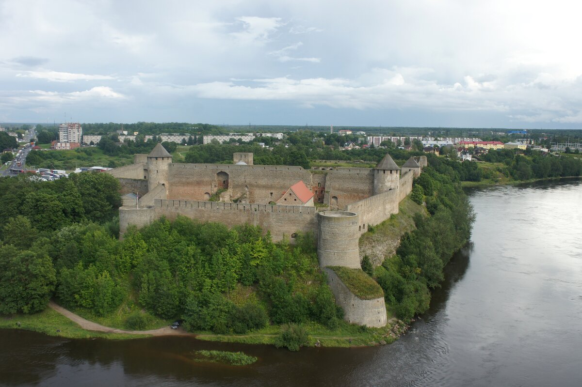 Вид со смотровой площадки замка Германа на Ивангород и Ивангородскую крепость - Елена Павлова (Смолова)
