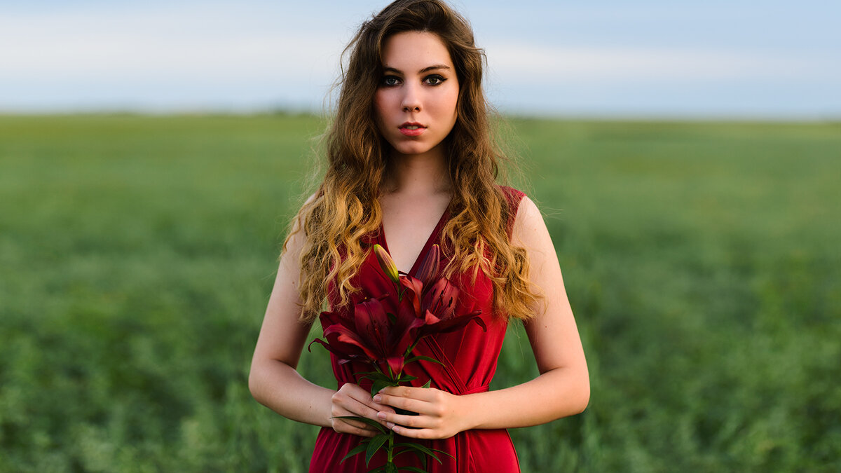 Girl in a red dress and with a red flower - Roman Griev