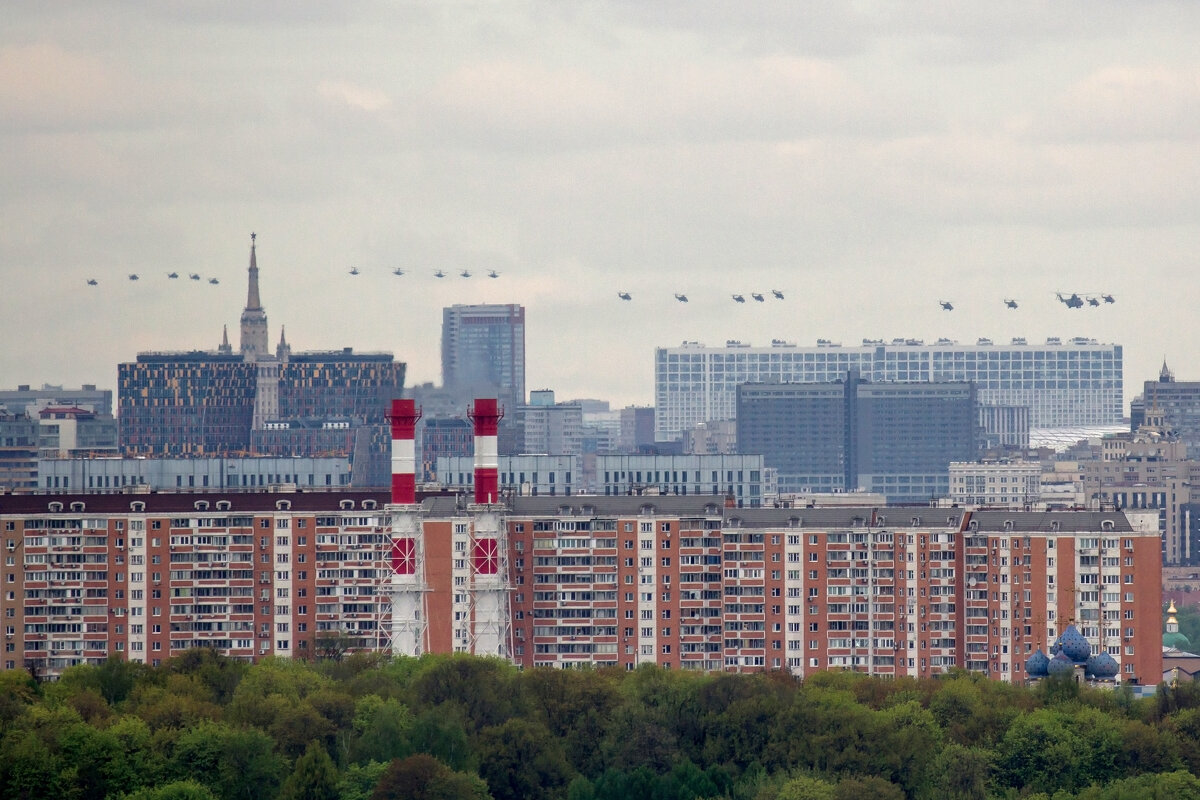 Вертолеты в авиапараде над Москвой - Галина Розвадовская